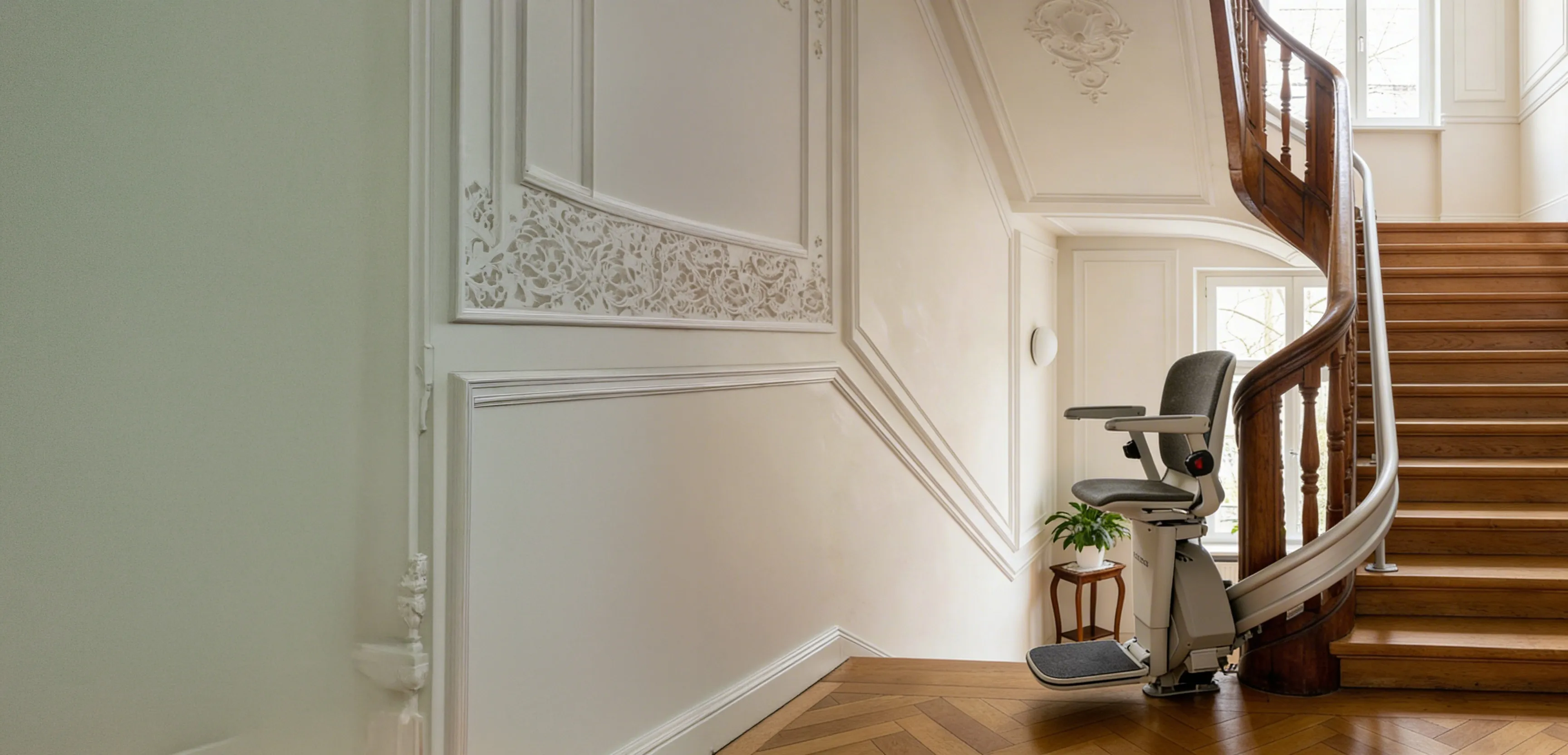 Moderner Treppenlift in hellem Wohnambiente